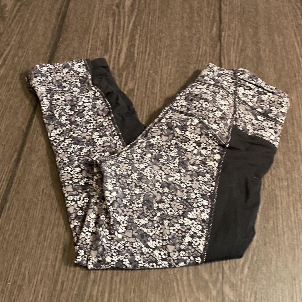 Athleta crop length leggings. Sz XS. Black, gray and white floral pattern - Picture 6 of 14